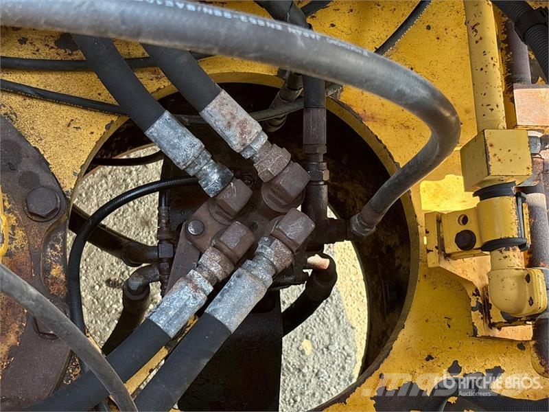 Komatsu PC400-8R Tracked Excavator حفارات زحافة