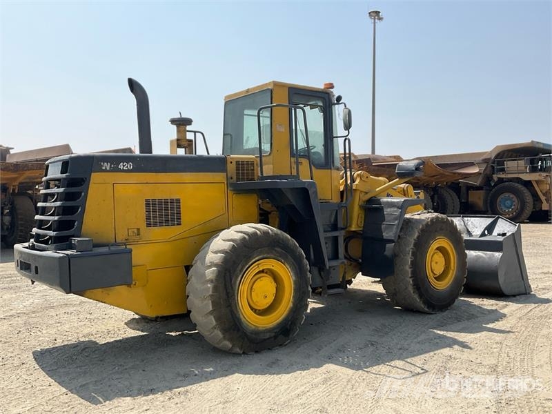 Komatsu WA420-3 Gumikerekes homlokrakodók