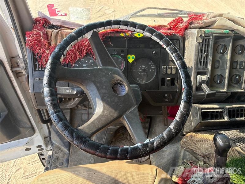 Mercedes-Benz Unic V-Turbo 220 Straight Boom on Mercedes-Benz 18 Kraanaga veokid