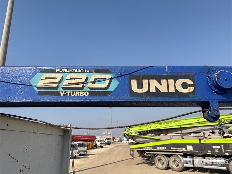 Mercedes-Benz Unic V-Turbo 220 Straight Boom on Mercedes-Benz 18 Kraanaga veokid