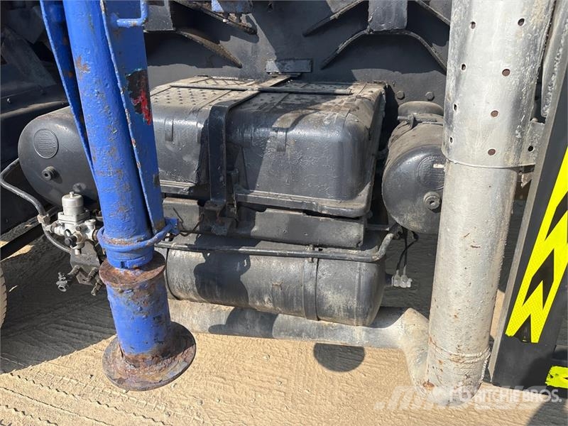 Mercedes-Benz Unic V-Turbo 220 Straight Boom on Mercedes-Benz 18 Kraanaga veokid