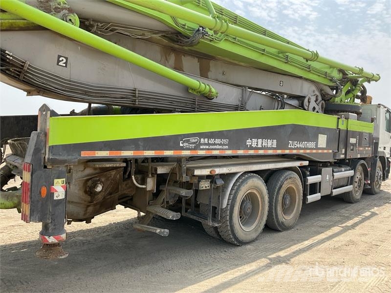Mercedes-Benz Zoomlion 56X-6RZ 56 m on Mercedes-Benz Actros 414 混凝土車