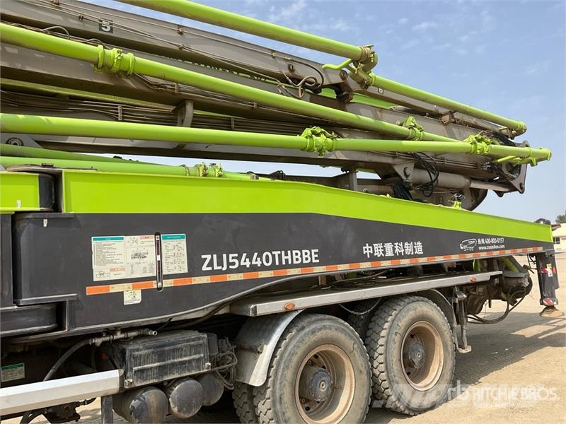 Mercedes-Benz Zoomlion 56X-6RZ 56 m on Mercedes-Benz Actros 414 混凝土車