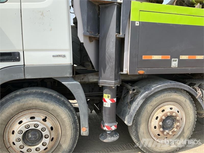 Mercedes-Benz Zoomlion 56X-6RZ 56 m on Mercedes-Benz Actros 414 混凝土車