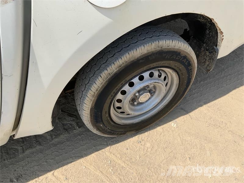 Mitsubishi L200 4x2 Crew Cab Pickup Autre fourgon / utilitaire