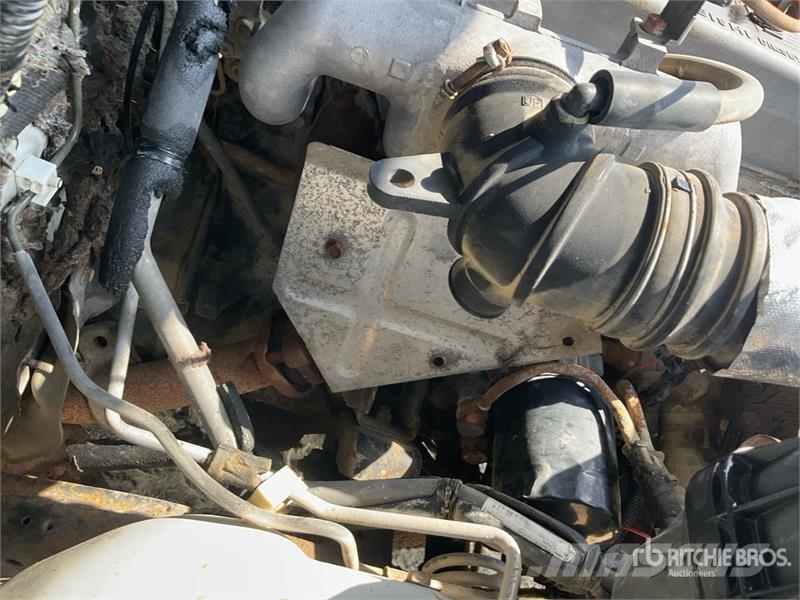 Mitsubishi L200 4x2 Crew Cab Pickup Прочие фургоны