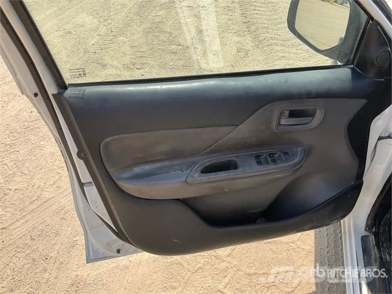 Mitsubishi L200 4x2 Crew Cab Pickup Autre fourgon / utilitaire