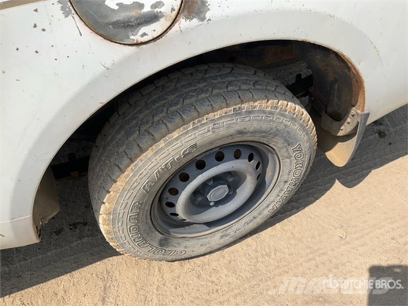 Mitsubishi L200 4x2 Crew Cab Pickup Прочие фургоны