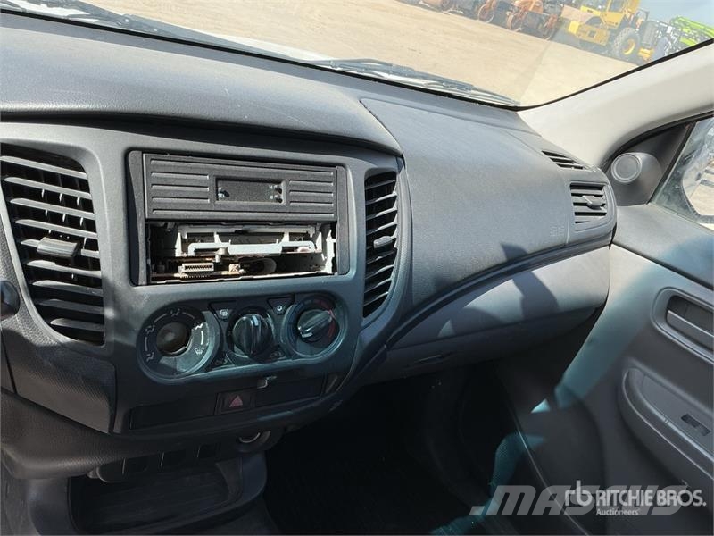 Mitsubishi L200 4x2 Crew Cab Pickup Прочие фургоны