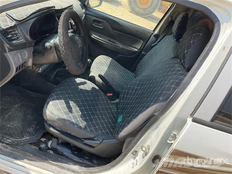 Mitsubishi L200 4x2 Crew Cab Pickup Autre fourgon / utilitaire
