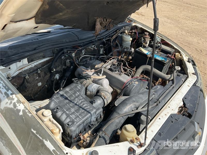 Mitsubishi L200 4x2 Crew Cab Pickup Прочие фургоны