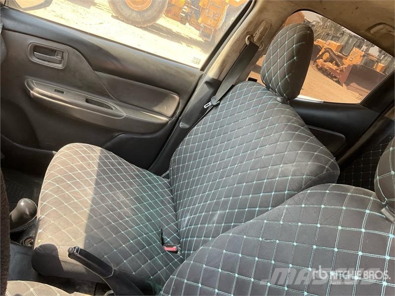 Mitsubishi L200 4x2 Crew Cab Pickup Autre fourgon / utilitaire