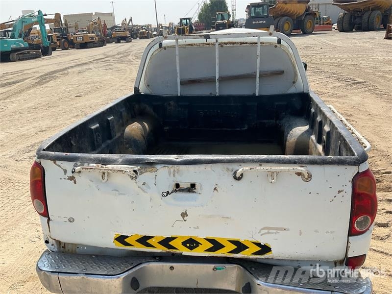 Mitsubishi L200 4x2 Crew Cab Pickup Прочие фургоны