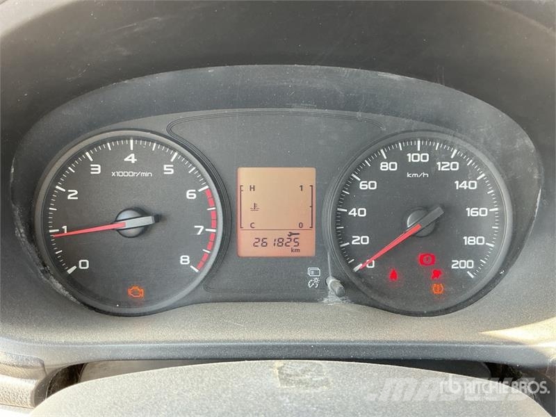 Mitsubishi L200 4x2 Crew Cab Pickup Прочие фургоны