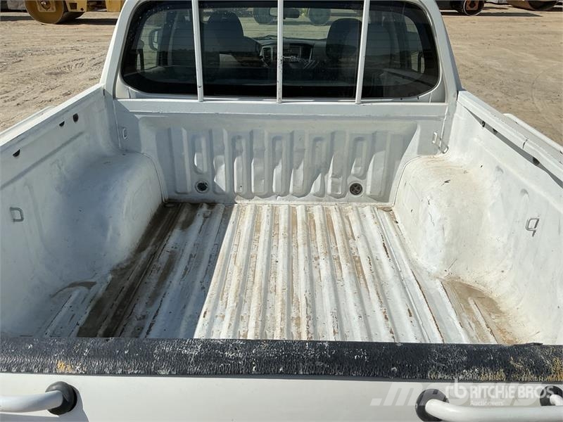 Mitsubishi L200 4x2 Crew Cab Pickup Прочие фургоны