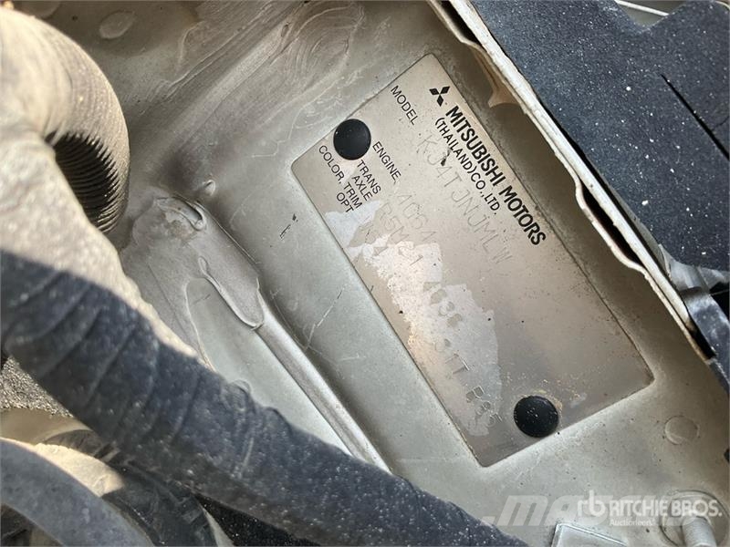 Mitsubishi L200 4x2 Crew Cab Pickup Autre fourgon / utilitaire