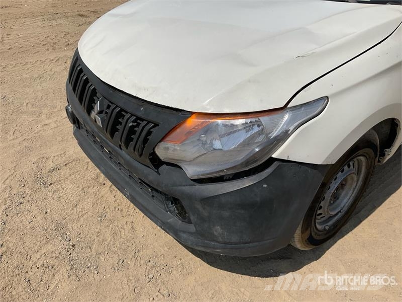 Mitsubishi L200 4x2 Crew Cab Pickup Autre fourgon / utilitaire