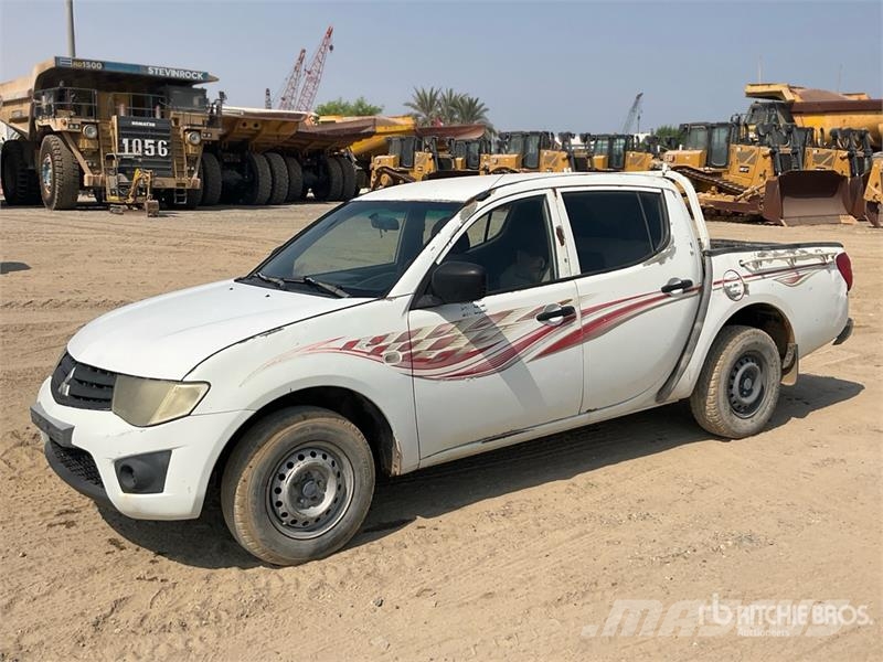 Mitsubishi L200 4x2 Crew Cab Pickup Прочие фургоны