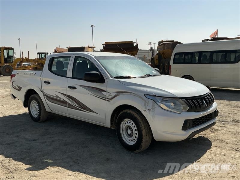 Mitsubishi L200 4x2 Crew Cab Pickup Прочие фургоны