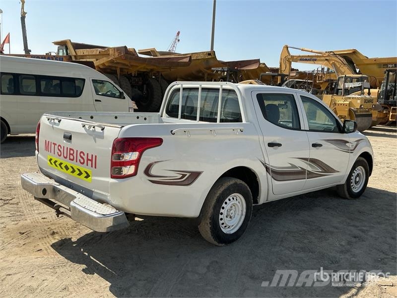 Mitsubishi L200 4x2 Crew Cab Pickup Прочие фургоны