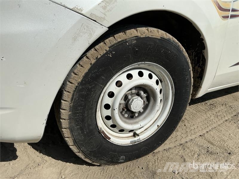 Mitsubishi L200 4x2 Crew Cab Pickup Прочие фургоны