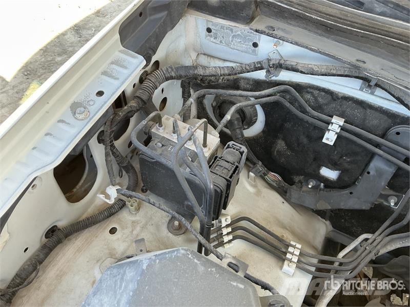 Mitsubishi L200 4x2 Crew Cab Pickup Прочие фургоны