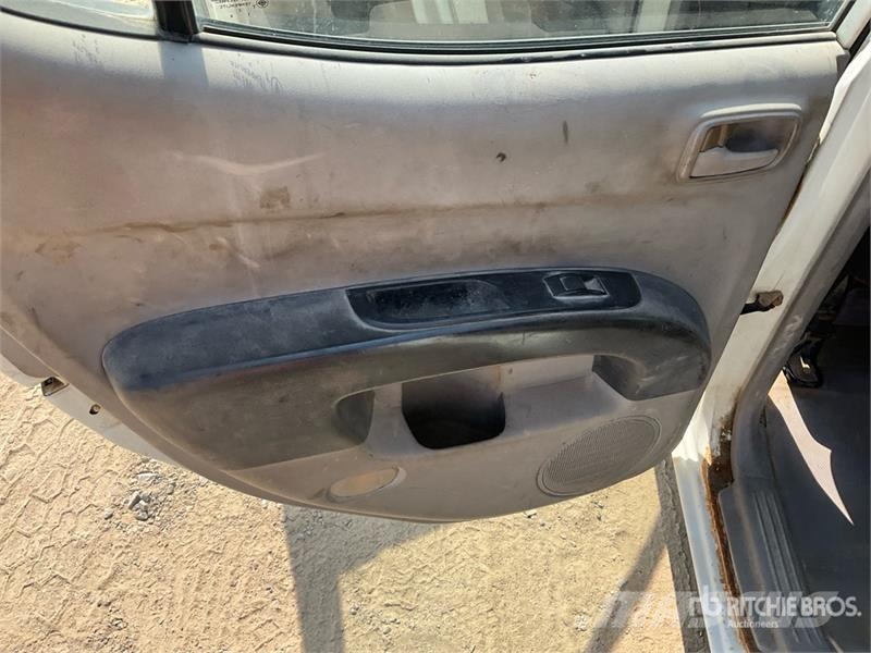 Mitsubishi L200 4x2 Crew Cab Pickup Прочие фургоны