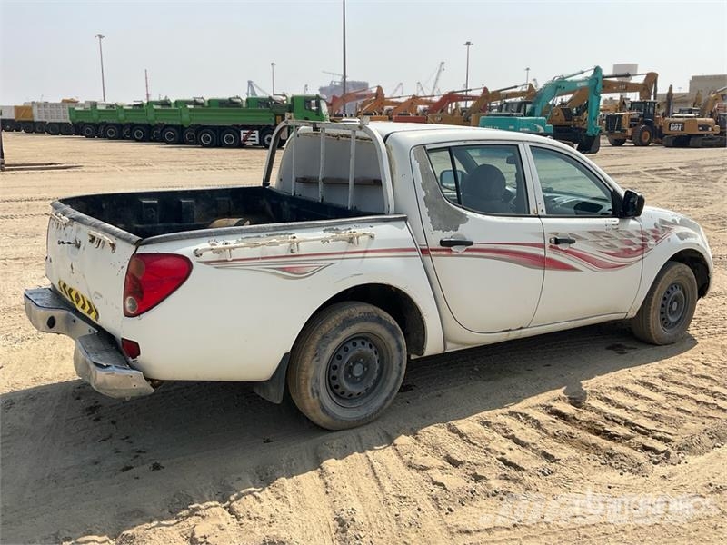 Mitsubishi L200 4x2 Crew Cab Pickup Прочие фургоны
