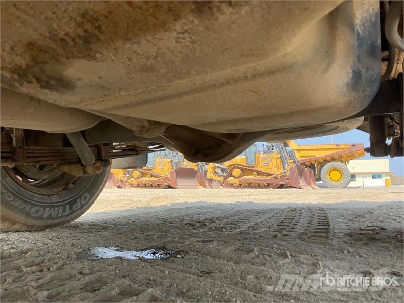 Mitsubishi L200 4x2 Crew Cab Pickup Прочие фургоны