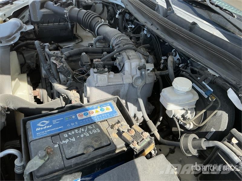 Mitsubishi L200 4x2 Crew Cab Pickup Прочие фургоны