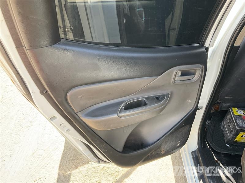 Mitsubishi L200 4x2 Crew Cab Pickup Autre fourgon / utilitaire