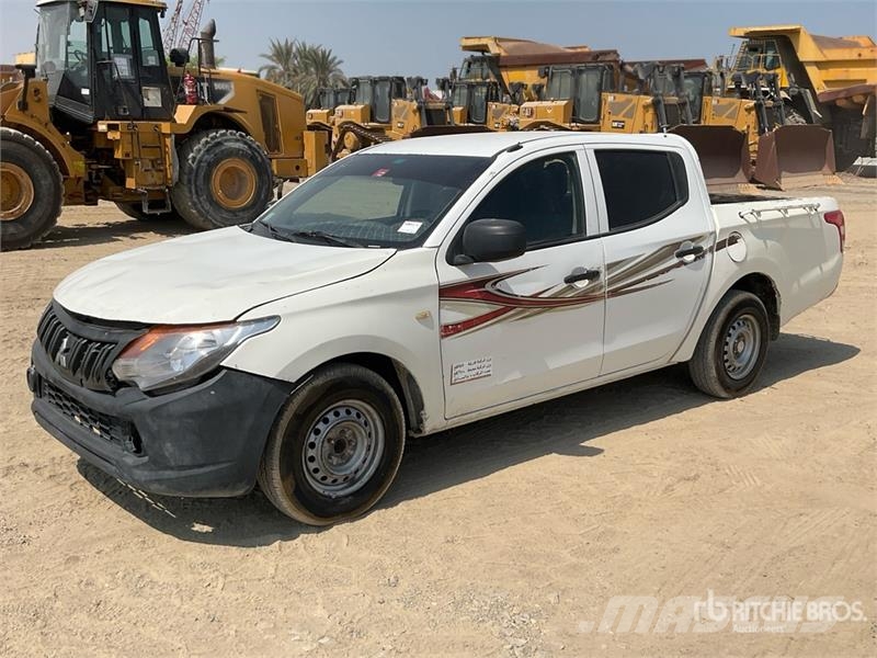 Mitsubishi L200 4x2 Crew Cab Pickup Autre fourgon / utilitaire