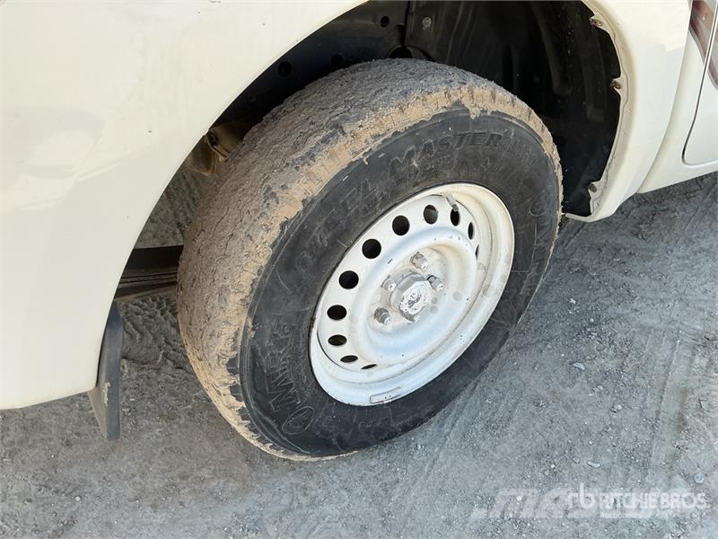 Mitsubishi L200 4x2 Crew Cab Pickup Прочие фургоны