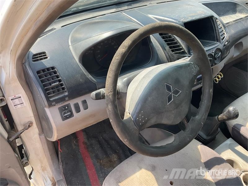 Mitsubishi L200 4x2 Crew Cab Pickup Прочие фургоны