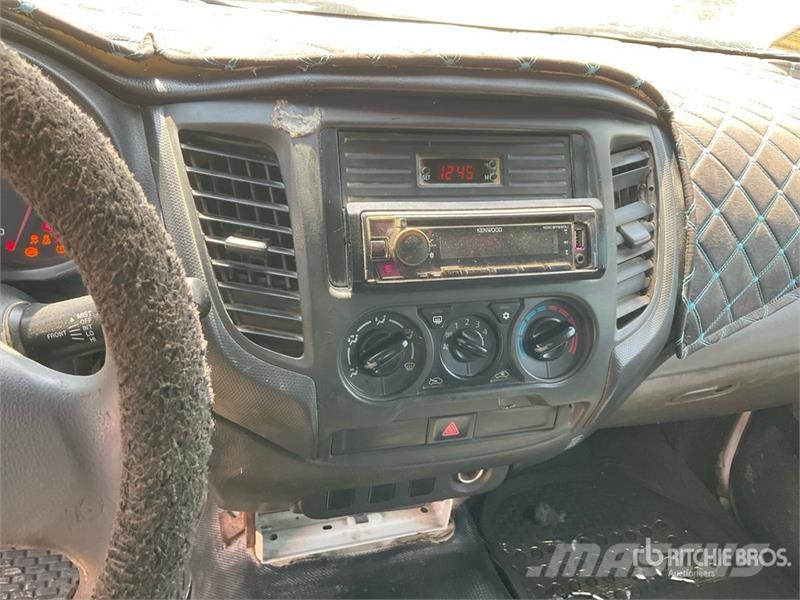 Mitsubishi L200 4x2 Crew Cab Pickup Autre fourgon / utilitaire