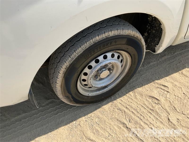 Mitsubishi L200 4x2 Crew Cab Pickup Autre fourgon / utilitaire