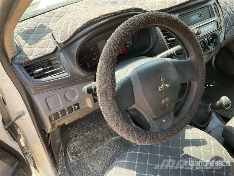 Mitsubishi L200 4x2 Crew Cab Pickup Autre fourgon / utilitaire