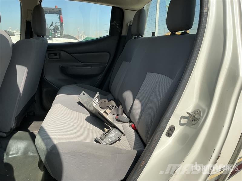 Mitsubishi L200 4x2 Crew Cab Pickup Прочие фургоны