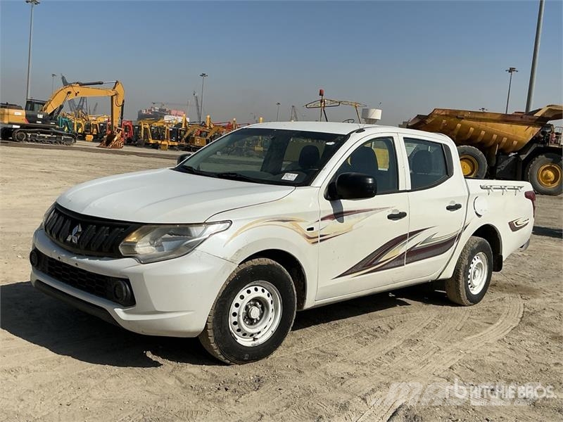 Mitsubishi L200 4x2 Crew Cab Pickup Прочие фургоны