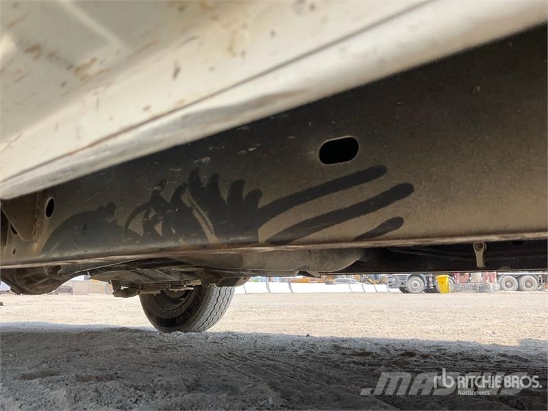 Mitsubishi L200 4x2 Crew Cab Pickup Autre fourgon / utilitaire