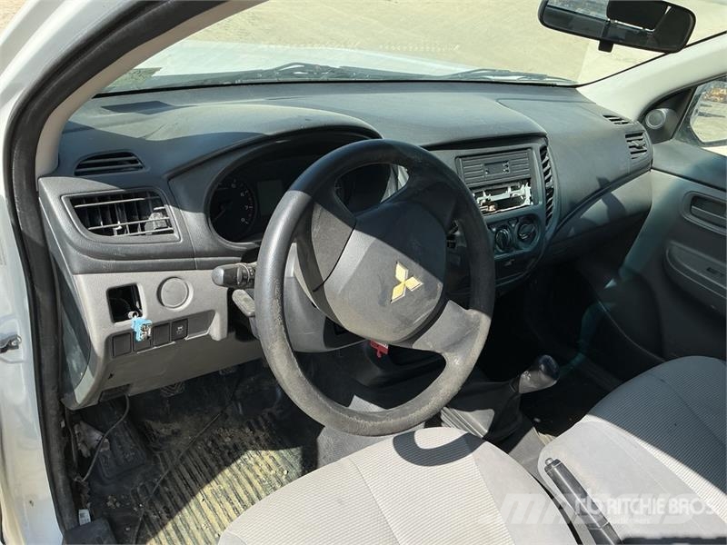 Mitsubishi L200 4x2 Crew Cab Pickup Прочие фургоны