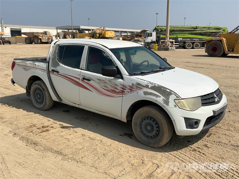 Mitsubishi L200 4x2 Crew Cab Pickup Прочие фургоны