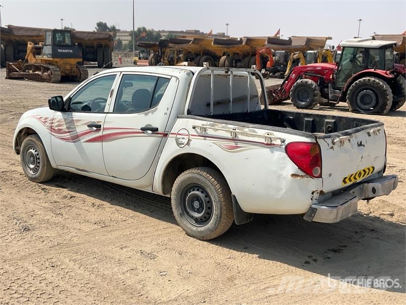 Mitsubishi L200 4x2 Crew Cab Pickup Прочие фургоны