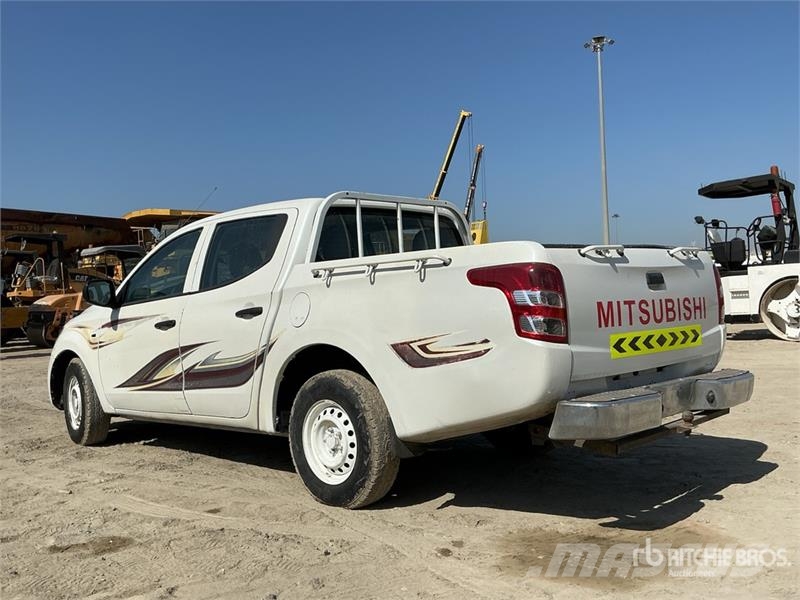 Mitsubishi L200 4x2 Crew Cab Pickup Прочие фургоны