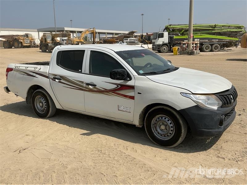 Mitsubishi L200 4x2 Crew Cab Pickup Autre fourgon / utilitaire