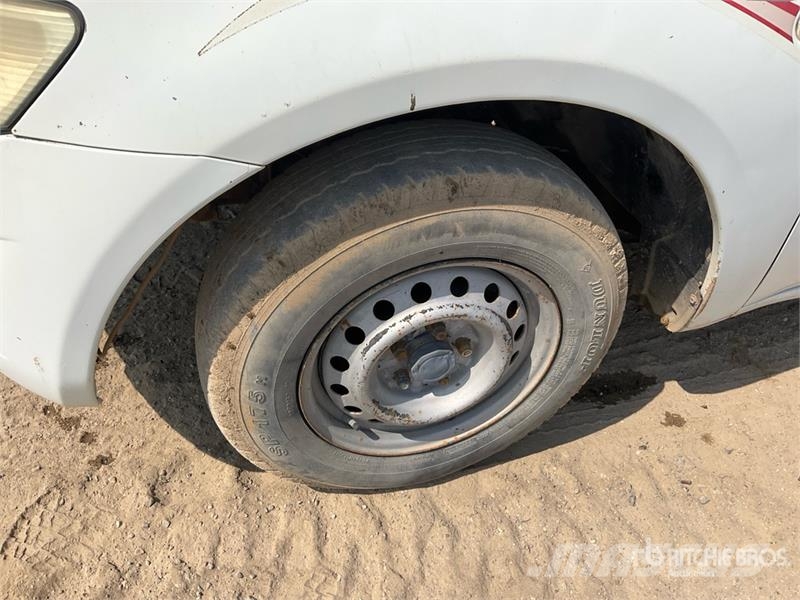 Mitsubishi L200 4x2 Crew Cab Pickup Прочие фургоны