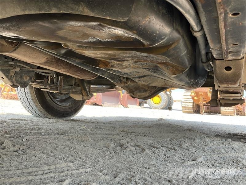 Mitsubishi L200 4x2 Crew Cab Pickup Autre fourgon / utilitaire