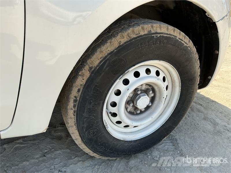 Mitsubishi L200 4x2 Crew Cab Pickup Прочие фургоны