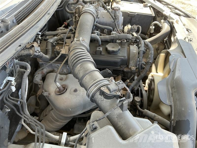 Mitsubishi L200 4x2 Crew Cab Pickup Прочие фургоны