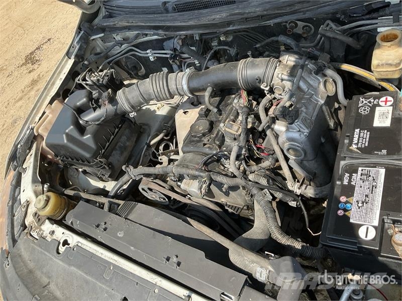 Mitsubishi L200 4x2 Crew Cab Pickup Autre fourgon / utilitaire